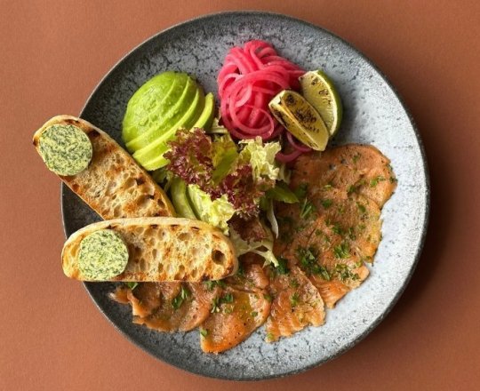 Sūdytos lašišos ir avokado užkandėlė
